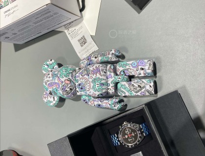 知道我喜欢球鞋和潮玩，小伙子自费给我准备的生日礼物BE@RBRICK 100％＆400％，
