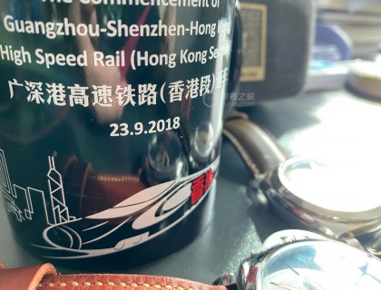 那时候在出口，友好的香港市民送来的纪念品，一直用到今天，和两位主角合个影