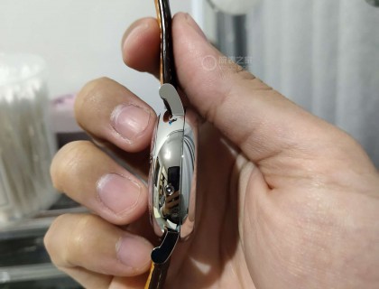 厚度我觉得可以接受，毕竟是计时表款。日期通过左下方的地方按压调节，这个设计也不错，调日期不用拉把头了。