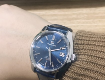换上与表盘呼应的深蓝皮表带