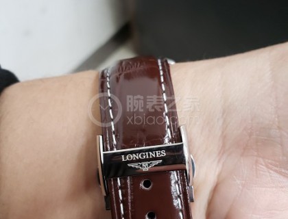 鳄鱼皮表带是第三方代用品牌的，蝴蝶扣是名匠793皮表带款用的原装蝴蝶扣