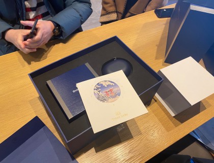 小哥哥和小姐姐把东西拿来啦，好大一个盒子，我的天