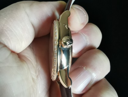 虽然有背透，但整体表壳也不算太厚。金表材质比较软，以后应该会有不少划痕。
