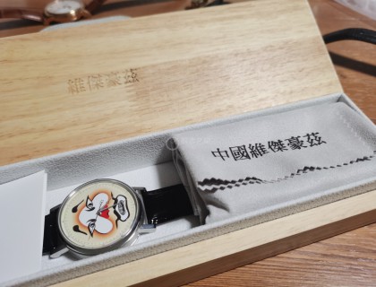 一直是维杰豪兹这个牌子的粉丝，很喜欢他家的一些原创设计。小品牌没有能力制造机芯，能做好设计也是一条不错的路，原创尤其重要。前几年也陆续在他家买过几块，不过没有混腕表之家就没有写什么分享文章。2020年双十一时推出的的品牌四周年限定中国风小丑依然很吸引我，果断下单，不过好事多磨吧，商家供应链组织不力使得这表一再跳票，直到现在我总算是拿到了，还好没有拖过春节。也因为我不缺表戴，又是坚定地粉丝，更重要的是我用花呗付的款（反正没有发货收货就不用还，我实际上收到表之前自己并没有实质性出钱，也算是现在千夫所指的网贷的一点有用的地方，嘿嘿），我就没有退款一直等着，如今也算是守得花开了。