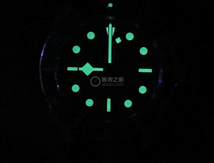 最后来一张夜光，郭大名言：人要衣装，表要夜光。
偏绿色的夜光很耐看，夜明珠稍小，总体还是很不错的，爆赞！
