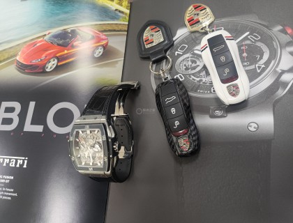 HUBLOT和法拉利是CP。没有法拉利，拿保时捷来凑热闹吧。。。。。。