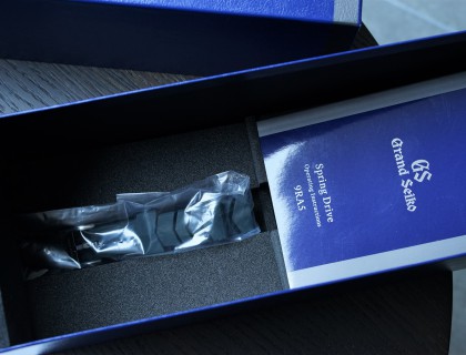 送的这条表带是我买过所有Grand Seiko和Seiko里质感最好的，非常软，舒适度极高
