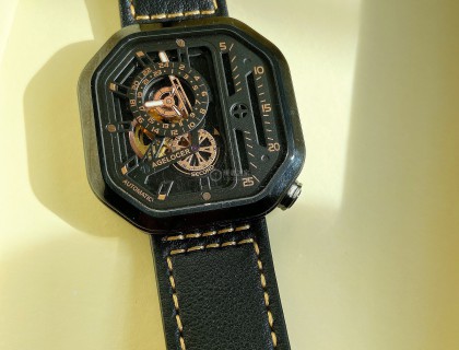 一直想找一款好看，又容易搭配的手表。但是一般装饰性高的手表，要么太贵，要么质量不好，纠结了很多，在某东上看到艾戈勒的这款大爆炸手表搞活动打折，人生第一块机械表就入手它了。