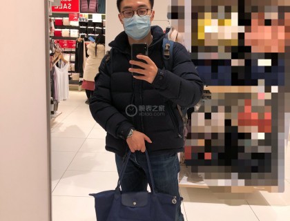 这是刚截完表带，在王府井给女友拎包，后面一堆不可名状的东西，已经厚马赛克了
