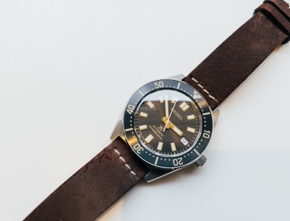 原配的硅胶表带非常舒服 但是磨砂皮才是复古质感拉满的绝配