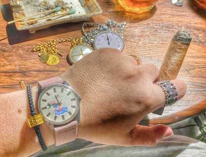 小🐷佩奇，这个粉色表带和佩奇还是挺搭的，后面的是钻石牌的计时码表，200不到的价格，玩玩挺有意思的