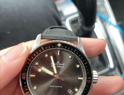 时针上总感觉涂层不均匀，不知是否正常