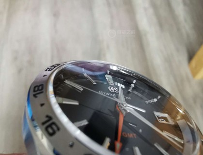 据说GS这个logo是光刻机刻出来的，不懂。但是整个表盘看着舒服