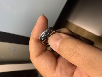 这是已经佩戴过一段时间之后了，抛光钢面就是容易有划痕。