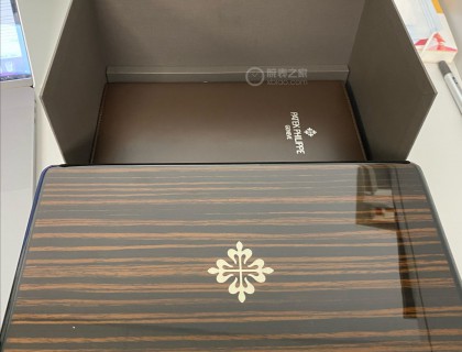 烤漆面的包装盒，据说是檀木？😞