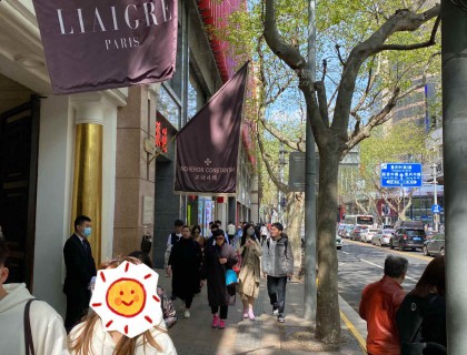 4月的淮海路阳光明媚，选择在历峰双墅订表也正是喜欢这里的环境吧。