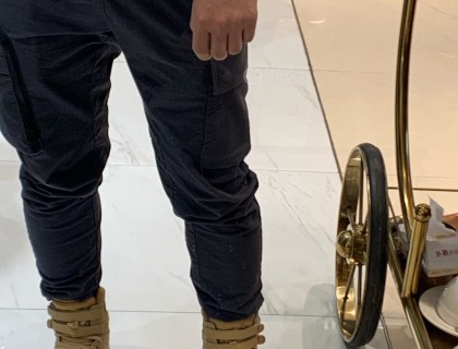 右手上手试带黄冰糖，黄色表盘比黑色显得要大一点