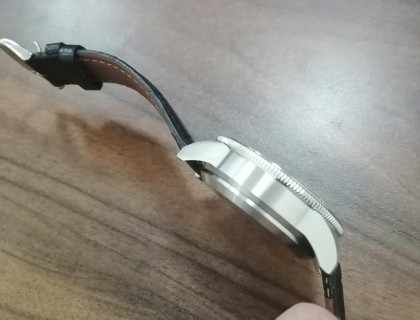 它的对时真的很方便，第一次收波成功很开心，有一次从外面回来时间有变化（更准确），它应该可以自己对时