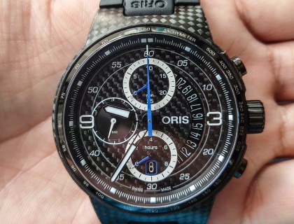 实在太漂亮了！这款腕表使用了蓝色的计时指针和白色的时间指针，这也是WilliamsF1车队的经典配色。表壳和表盘都是碳纤维材质。