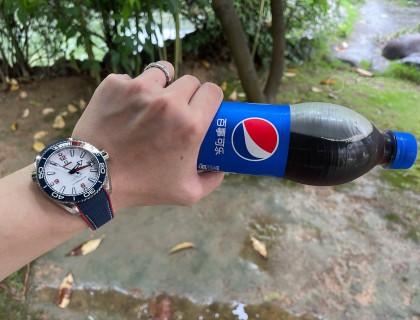手表颜值配色跟百事可乐非常搭 可以叫omega美洲杯百事可乐圈 虽然更喜欢喝可口可乐😂