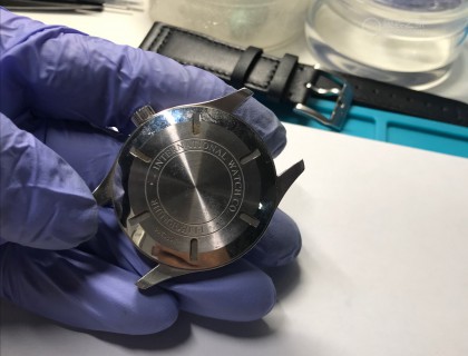 记录背面，密底，IWC非自产机芯都是密底