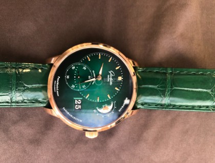 店员很热情拿表来给我们试戴