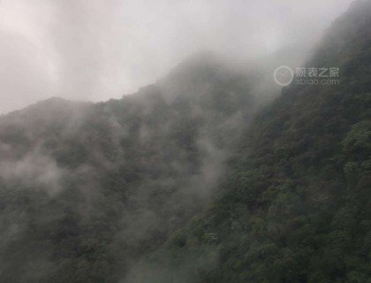 就在这座大山中，它飞出去了五六米！
