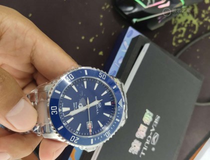闪亮蓝陶瓷