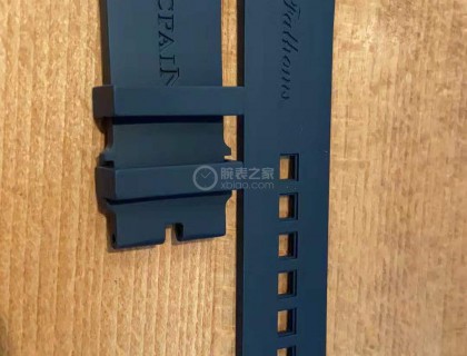 橡胶材质的表带,1.5k，看比例，确实不短，只有这一个色