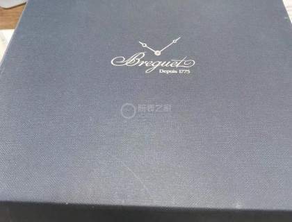 盒子还是蛮大的，放在手中很有分量。。。