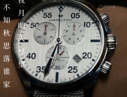 盘面纵向拉丝处理，侧着灯光方可显示盘面的层次感。