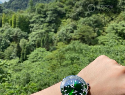 喜欢这块手表的大哥嘛，应该都是被这一抹绿色给迷住了吧😂😎