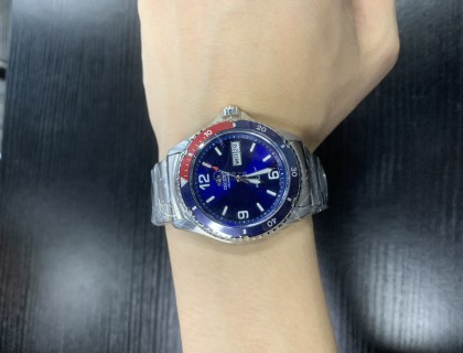 今年大二了，难得放暑假给自己买一块手表玩玩，刚好在京东的一家专卖店看到这款表，型号是FAA02009D，表圈的颜色是现在很火的可乐圈，撞色的红蓝很好看，我也是看了评价之后才买这款表的。本来很犹豫要不要买精工的机械表，但是太贵了，还是算了，这款刚好也是在做活动，于是就抱着试试的感觉买下了这款双狮表。戴上手上感觉不错，很显白，表盘的大小也是刚刚好，就是表带我戴有点长了，卖家送了个截表器，还不会用，一会试试看。