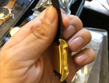 有一点点红色的锈迹