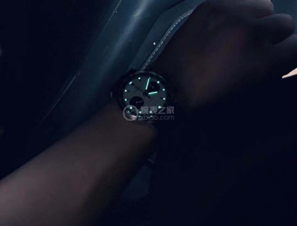 手机会自动调光，其实拍摄时比这个更暗，夜光更明显一些