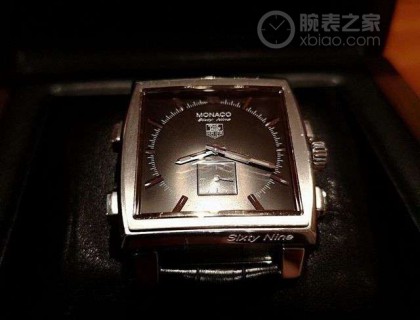 盘面刻度采用十二个条钉，十二点处为两个短条钉合并，随后是渐长条钉，在3 - 6 - 9处渐短为单个小条钉黑色表盘在光线下呈现绸缎般的细腻六点钟是小秒针表盘，布局简洁大方