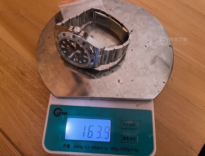 重量上，满表链的探2大致在163.9g左右，比gmt和水鬼都稍重但没有达到天行的程度。手腕纤细的玩家们可能要在试戴后决定是否购入。