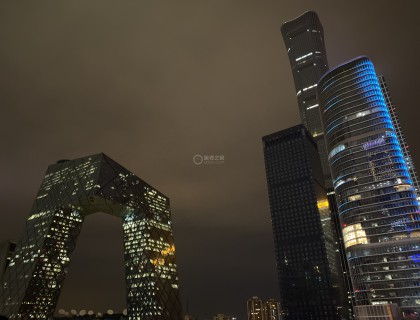 夜景很美，主要是我拍得好，镜头再往下移半存就全是人头了