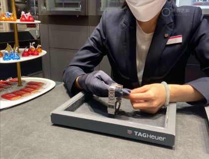 一到店里就受到销售的热情招待，询问了情况后告知了我原因，说是电池没电了，可以帮我寄到他们的维修中心，并且更换电池是免费的，这服务真的是没的说，点赞