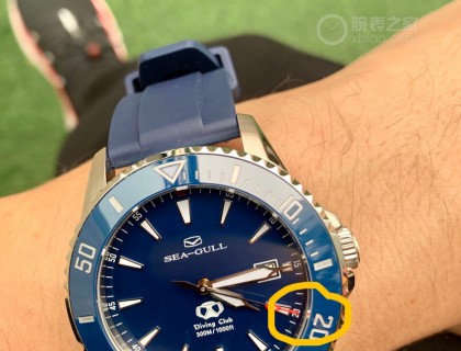 看黄色圈起来的秒针对应的外圈上有个红点
