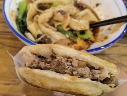 到了西安怎么能不来一份biangbiang面+肉夹馍呢，这个馍是真的实在，肉好多啊