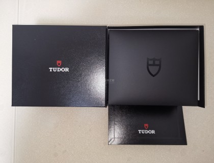 哑光质感的盒子配上黑色logo，简单大方