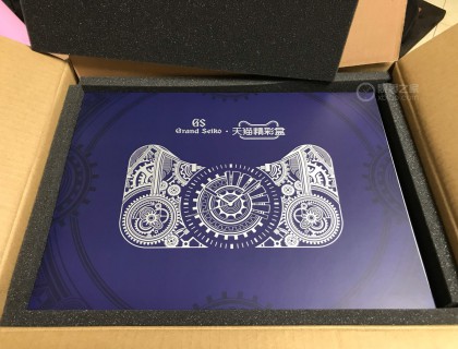 此时感觉表盒比我预想的还要大，比有些腕表品牌的“鞋盒”要大，比宝珀的大不止一点点，但后面发现是我误会了