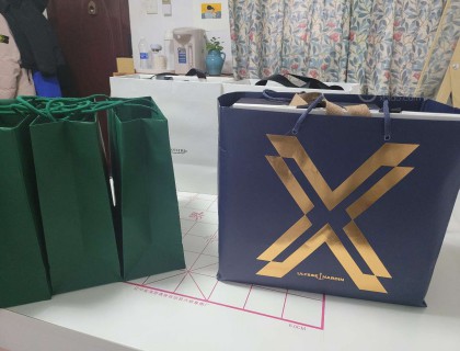 雅典表的包装盒，金色的X霸气十足！