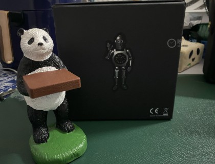 背面的领航者机器人和新买的熊猫表托