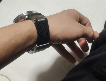 黑裤子配黑带