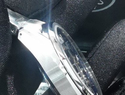 GS很牛的一点是打磨抛光登峰造极，拉丝与光面交相辉映，但我猜想，谁要是接GS的外壳翻新的活，不知是幸运还是不幸😄