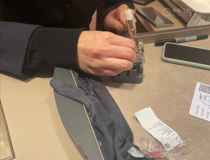 小姐姐纤弱的手挥舞着大锤帮我截了一节表带，好感动！