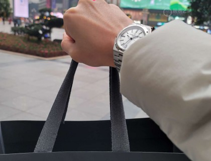 出专柜，来一张。专柜提表的体验是不一样。前几块表大部分由于疫情原因不能去专柜提表，搞得只能邮寄十分无奈。这次好好体验了下专柜提表。其实感觉差不多😂😂，就多几个人陪你一起拆快递。