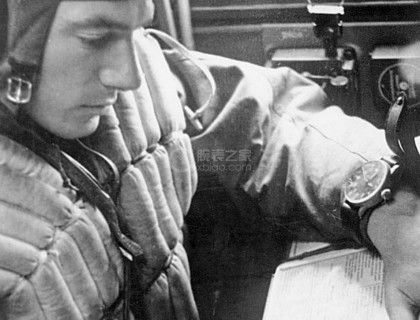 图为佩戴观测表的德军飞行员